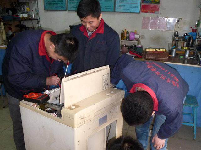 修理店招聘修理工, 小伙子样样都会, 老板看了一