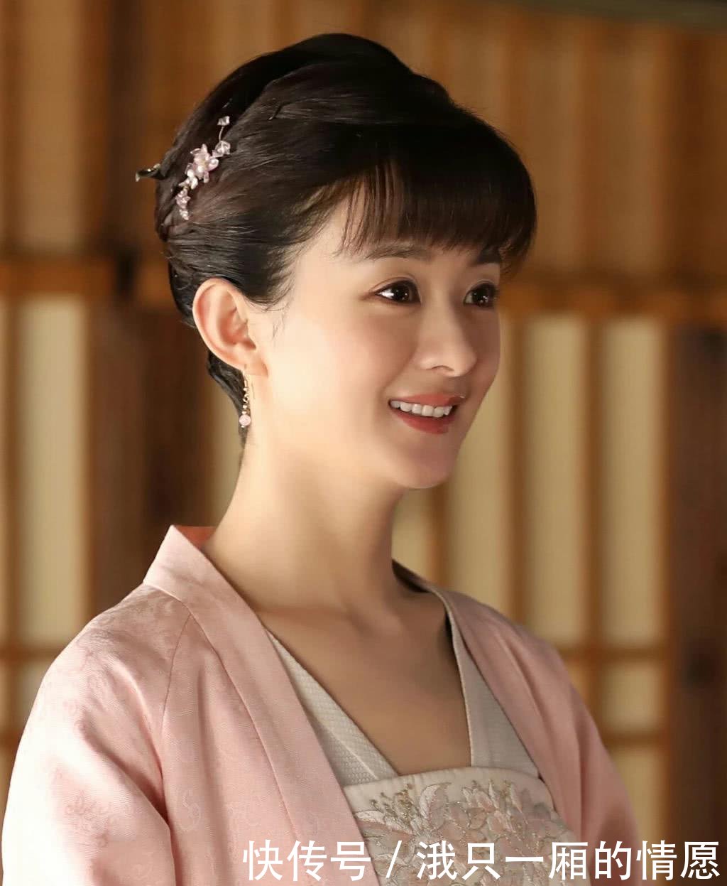 赵丽颖新剧开播分享自己近照, 网友却感叹脸都