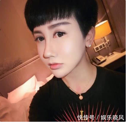 还记得“蛇精男”刘梓晨吗?近照流出让网友惊讶:又换了一张脸? ag真人