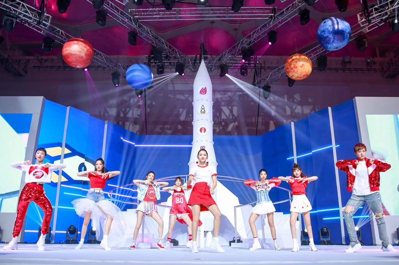 火箭少女101成团发布会在京举行 新专主打《撞》出新花样