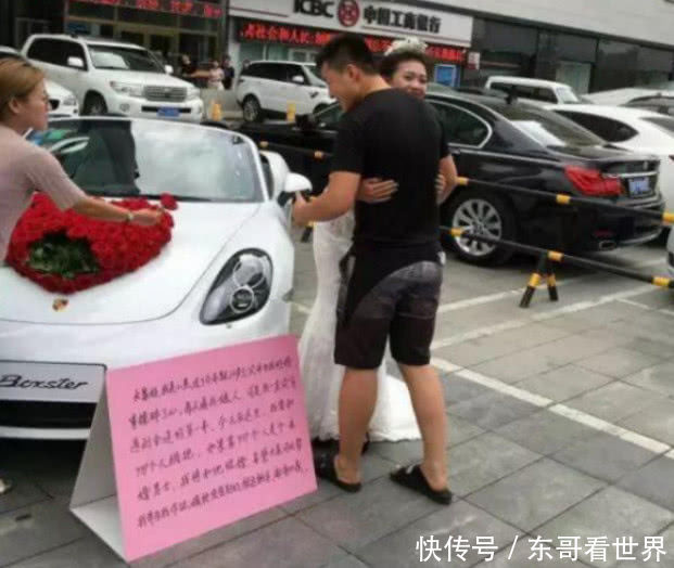 29岁女子街头征婚附送豪车，第999拥抱她的男子若未婚就下嫁