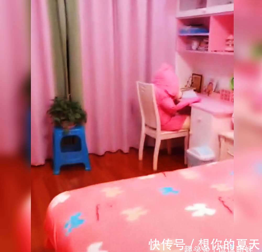 宝妈觉得女儿不对劲,进入房间一看,网友:孩子将