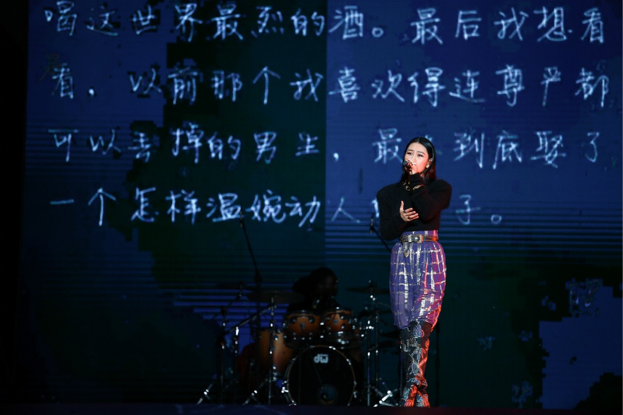 袁娅维亮相音乐盛典咪咕汇 获最受欢迎女歌手和十大金曲两项大奖