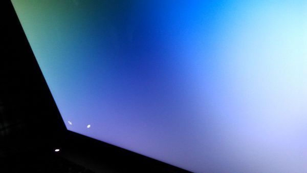 电脑开机屏幕一片蓝色没有东西~不知道接下来