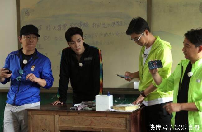 极限挑战:黄渤和小女孩回学校拿歌词,回校途中