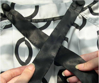 怎样将衣服领子上的两条细长带子系成蝴蝶结然