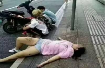 女子假装“贵妇醉酒”泡仔, 晕倒路旁, 三位男友的做法让人无语!