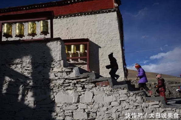 只有一个厕所的村庄，而且这个厕所居然全村庄风景最好的地方？