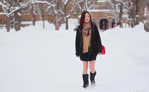 好多日本女孩,冬天不穿羽绒服穿短裙,不冷吗?