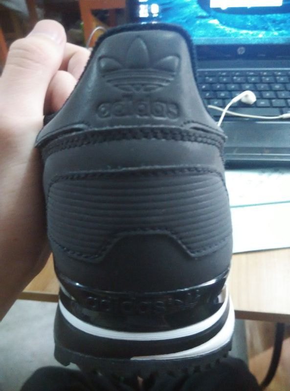 阿迪达斯鞋子二维码扫不出来,胶水有些沾出来