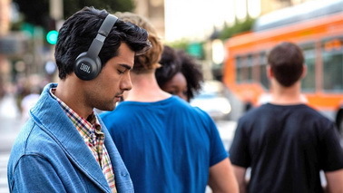 HTC Vive兼容JBL耳机 在VR里也能接电话