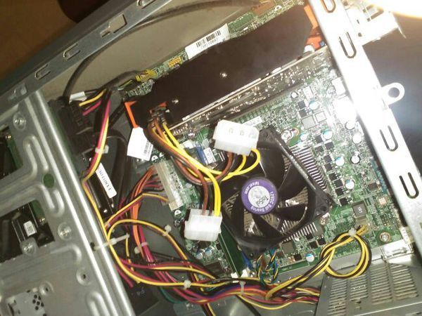 显卡安装求助,那两个白色的插头插哪里的?gtx