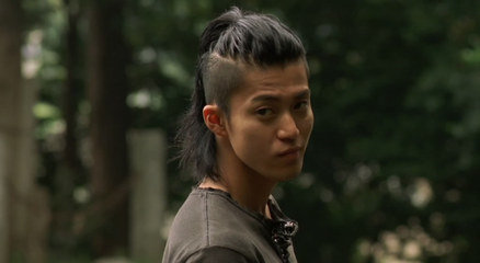 求<热血高校>里一张泷谷源治梳一个辫子,轻笑表情的照片_360问答