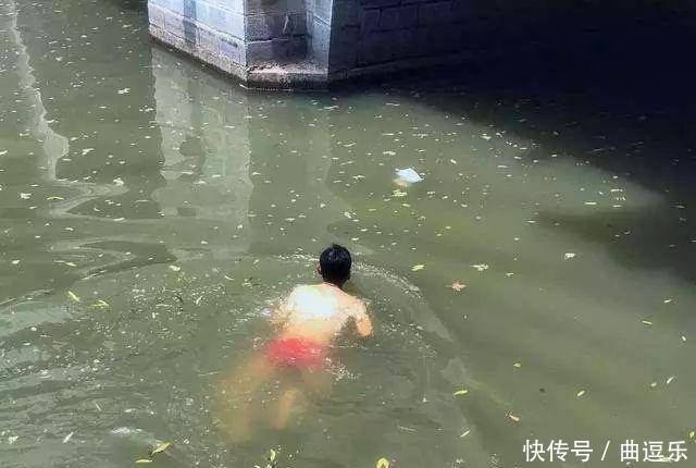 妈妈和媳妇同时掉入河中，男子的行为惹怒众人！