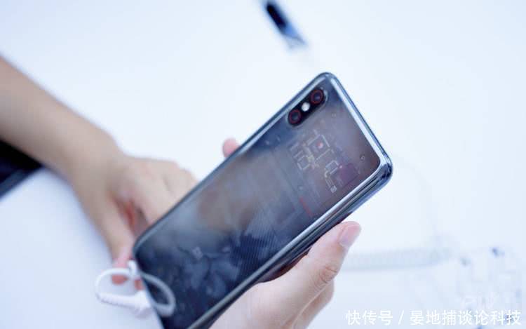 小米8透明版背壳的,是一块高通广告牌!