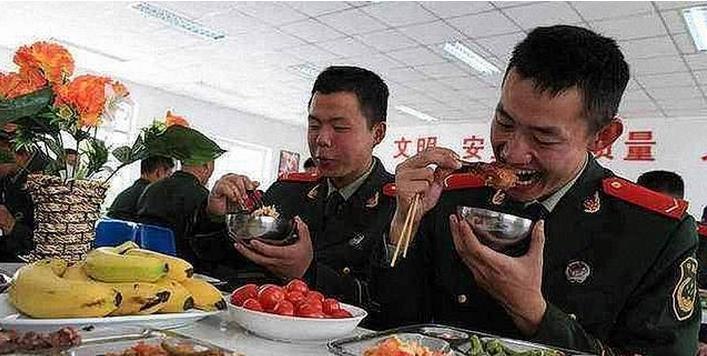 中国部队伙食每年花费10亿, 吃的是什么? 专家