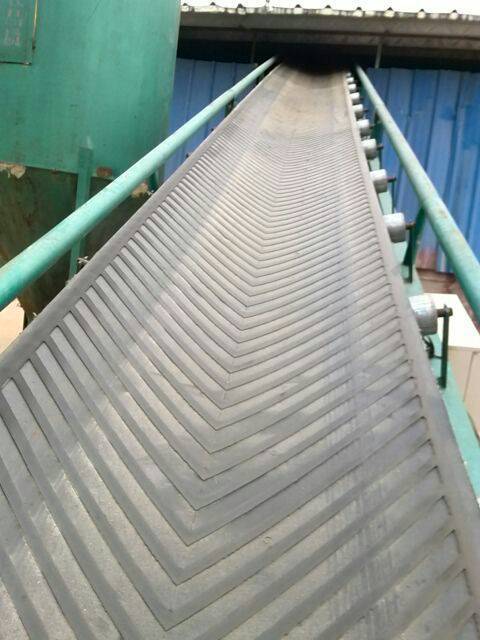 输送带两头在中间位置(不跑偏) 越到中段越往一