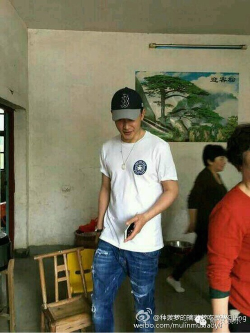 罗晋扛锄头易烊千玺钓鱼 明星回农村老家接地气