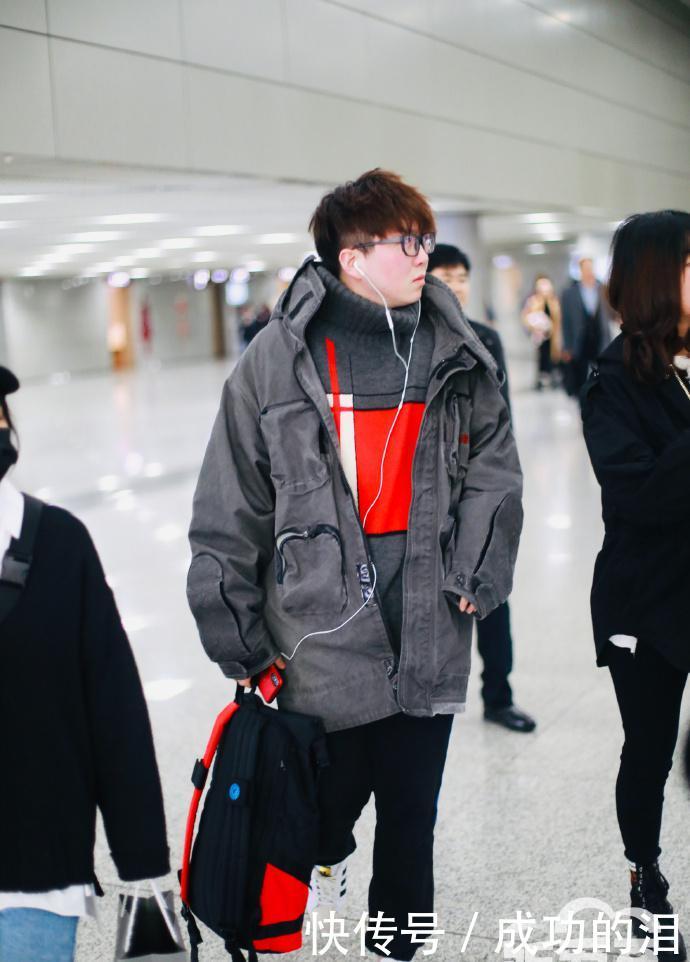 毛不易现身机场,穿着牛仔外套搭配高领毛衣,脸
