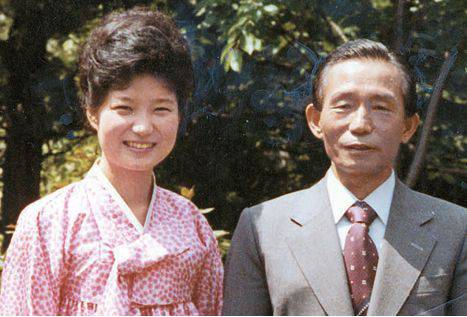 韩国现在已乱成一锅粥,邪教干政、明星牛郎、