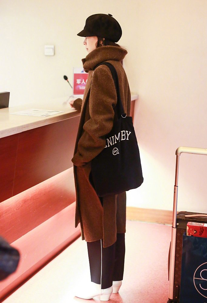 董洁不秀竹竿腿就对了!高领大衣配小粗裤真优