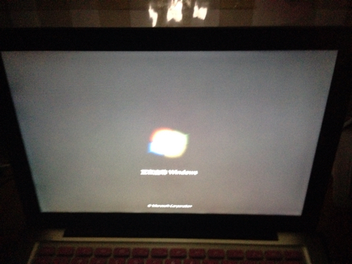 acbook pro 开机进Win7系统时 在黑屏时 屏幕四