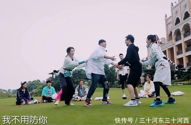 章子怡玩游戏环节不慎摔倒,汪峰下意识的举动