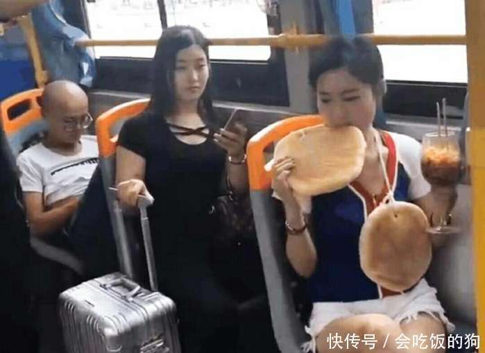 女子上公交车就吸引全车人目光，随着女子的动作，让全车人流口水