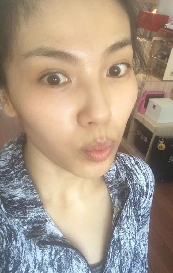 刘涛清晨跑步晒早餐 素颜的她看起来好憔悴