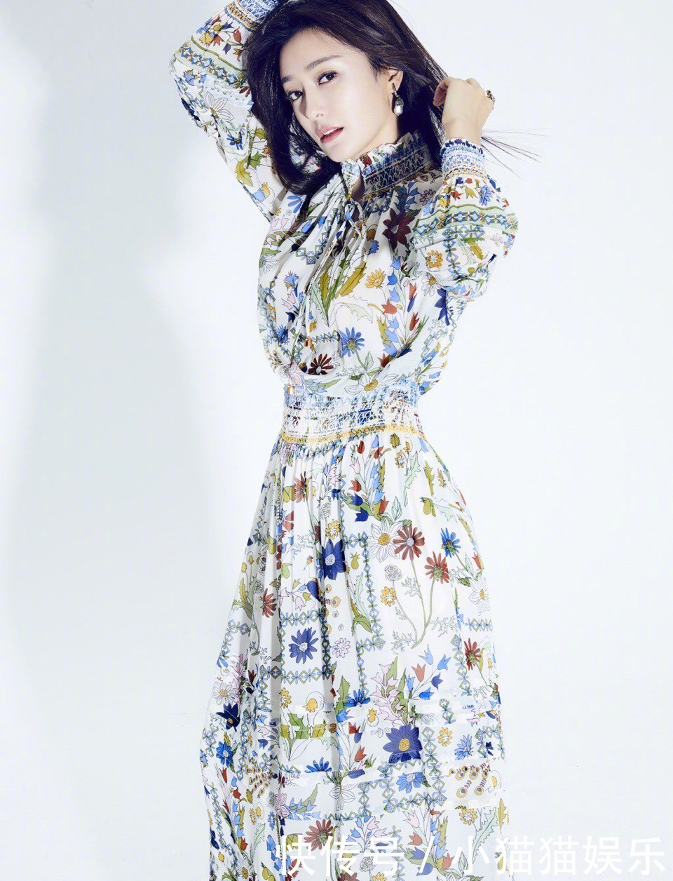 37岁秦岚现身香港,毛衣热裤都破了,雪白长腿