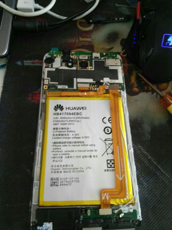 华为mate7 如图电池上面的排线扣上就不开机了