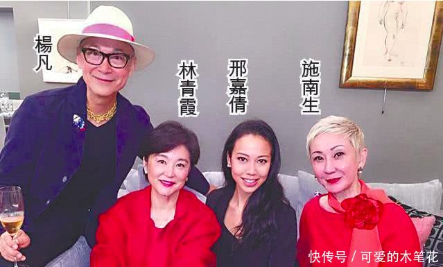 64岁林青霞与67岁施南生同框比美,玉镯太抢镜