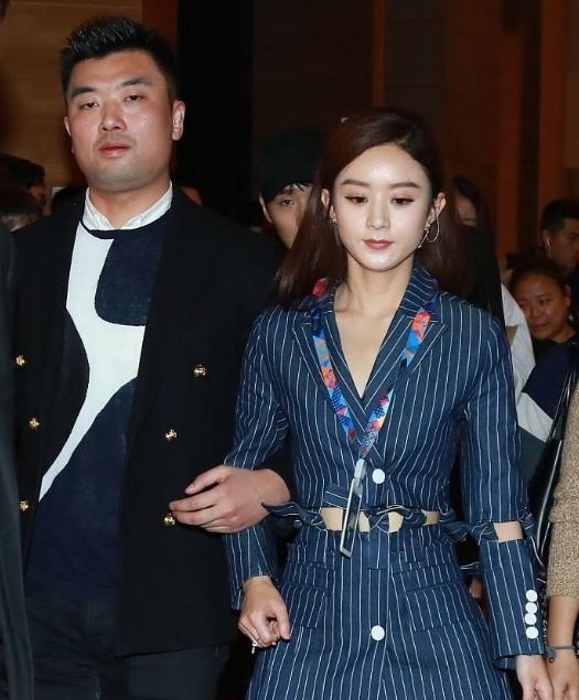 赵丽颖两举动暴露和前经纪人黄斌塑料情谊,但