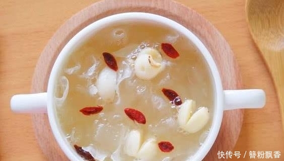 银耳莲子羹怎样才能煮出胶 t01261c7a269ef31545.jpg
