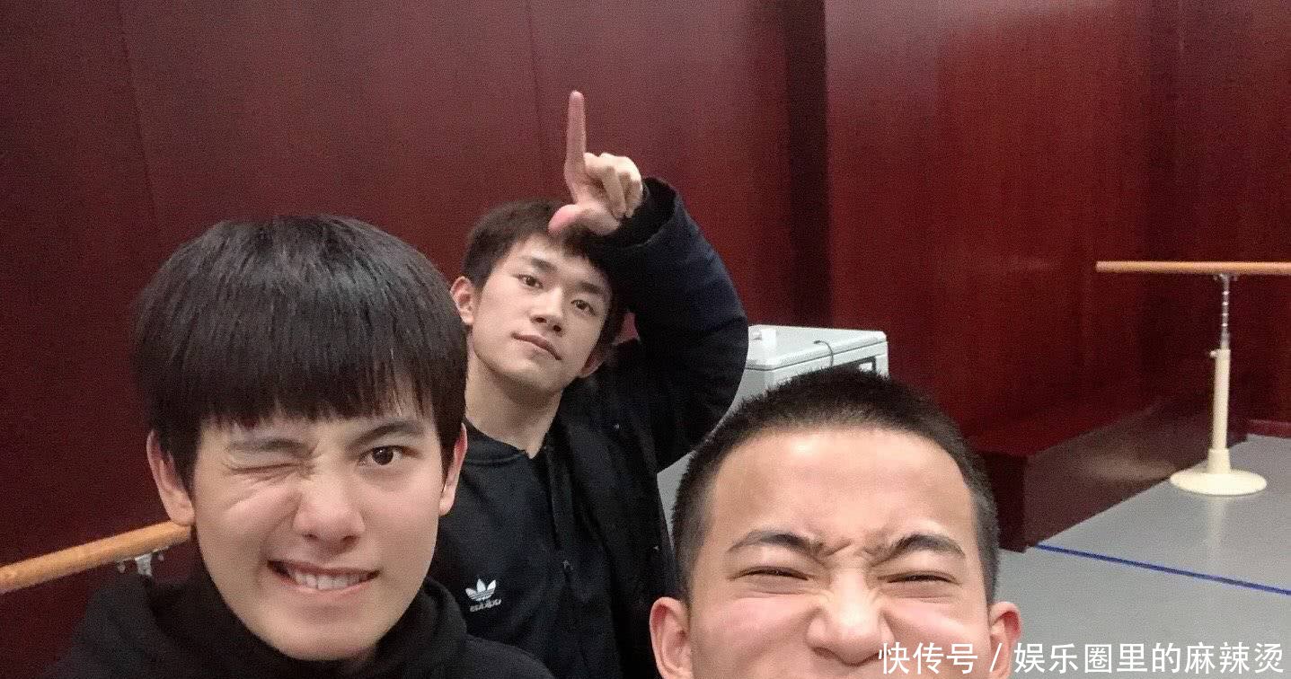 易烊千玺室友晒寝室四人照和班级集体照,男生