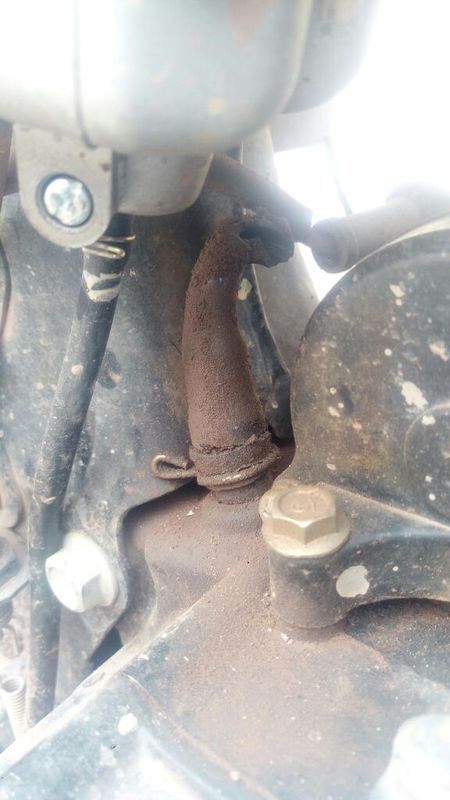 摩托车化油器下面从发动机里出来的这根管子是