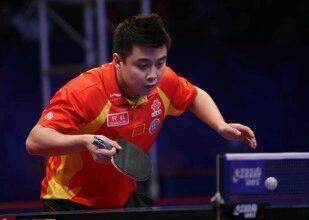 求王皓比赛的图片 主要看他怎么握拍的_360问