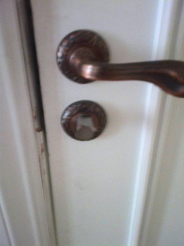 这个门坏了,我锁上之后就打不开了,钥匙在门外