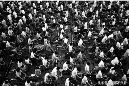 期的中国,通过影像记录80年代,喇叭裤霹雳舞大