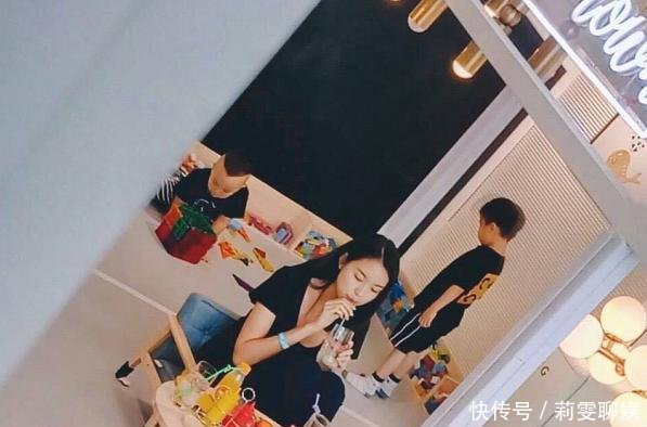 张梓琳带女儿到董璇餐厅玩, 和路人合影的照片
