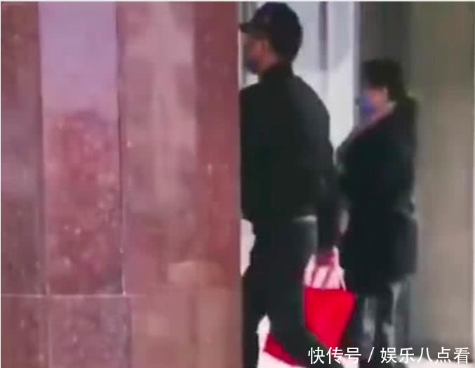 赵丽颖产后高调出院,和冯绍峰手牵手同行,宝宝