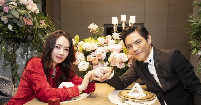 郭碧婷向佐订婚后首次甜蜜现身,穿印花裙美成