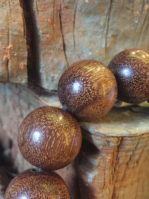 柬埔寨旅游买的,请求高人鉴定,本珠子什么料子