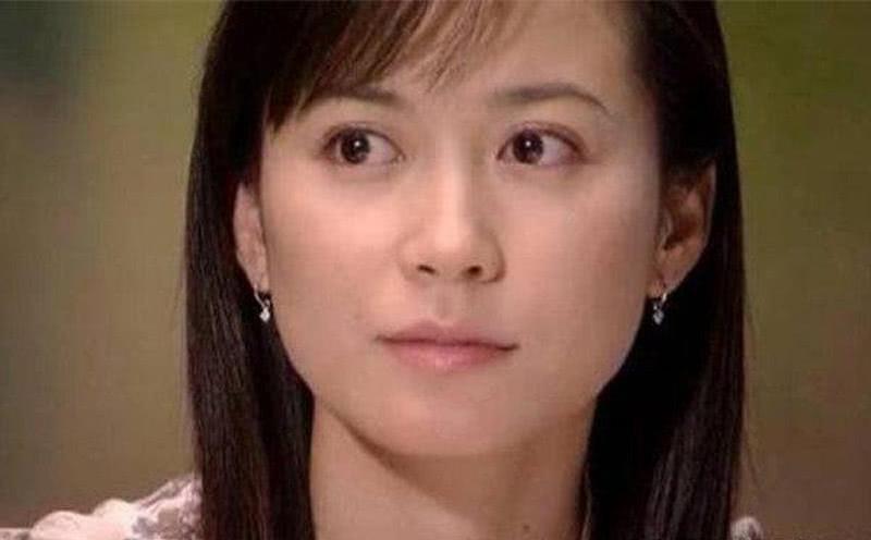 不生孩子不装嫩,48岁穿着48岁的衣服,脸看着却