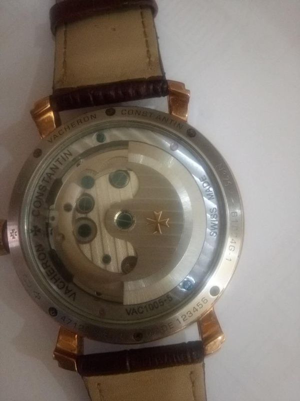 是一款江诗丹顿手表背面写着VACHERON CO