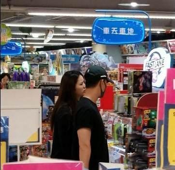 林峯懒理前女友吴千语公开新恋爱, 与女友逛街一路有说有笑很幸福