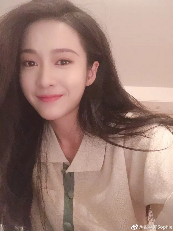 杨紫和秦俊杰真分手了！疑似被绿？男方和某小花摸脸，吃饭，玩暧昧？