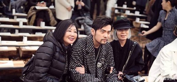 周杰伦喊周妈妈和昆凌妈妈一起合照,昆妈我能