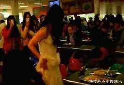 女大学生穿婚纱食堂向男友求婚, 男友一碗热汤泼过去, 画风突变!