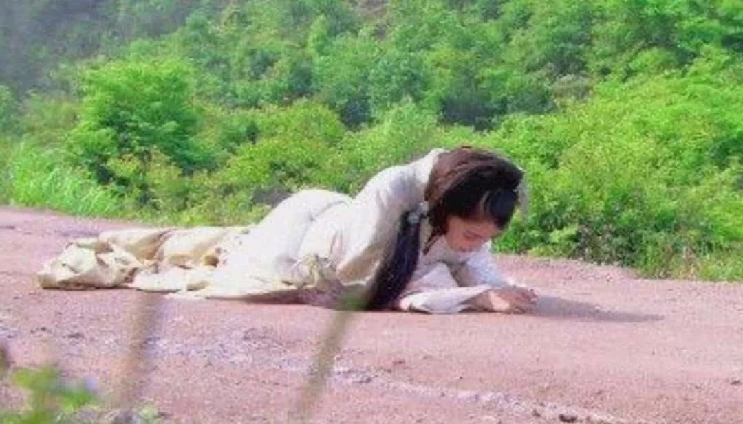 在地上爬的古装女星,林心如最真实,杨颖有点尴